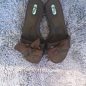 Brown slip on sandal with bow/size med/I wear a 7.5/fit great/ great condition